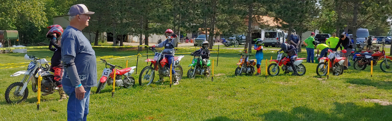 Family enduro child riders on trail